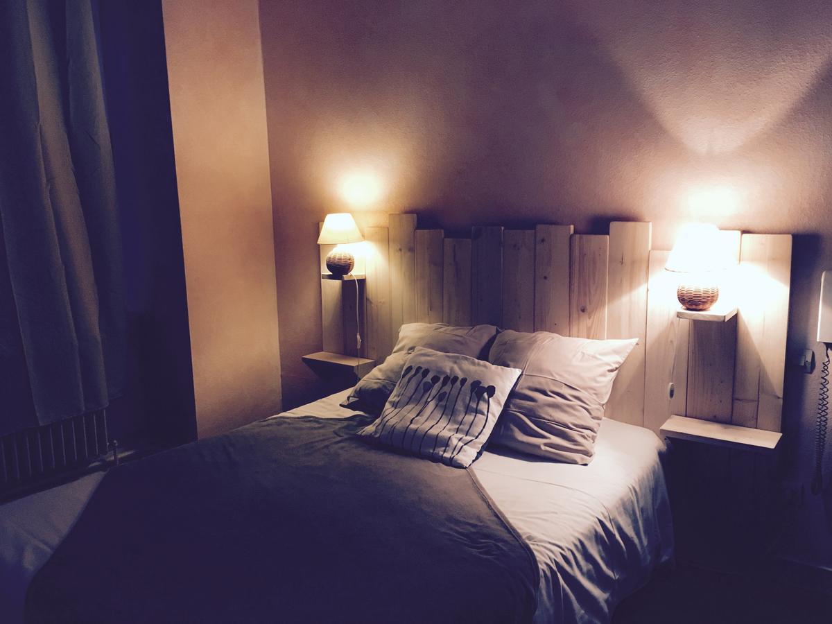 Hotel Restaurant Le Cheval Blanc Argentré-du-Plessis Quarto foto
